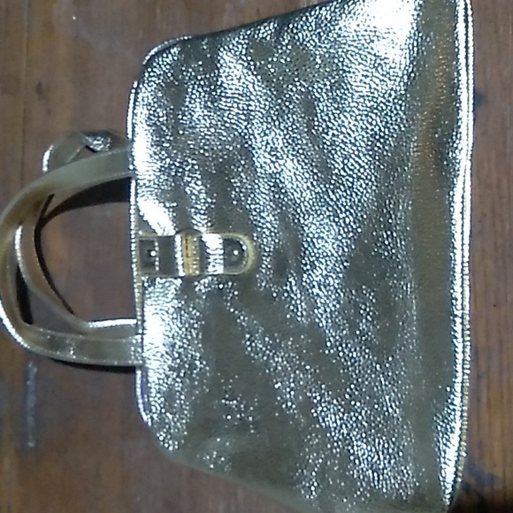 ⭐️ Gold tone makeup bag with purple on inside - Picture 1 of 5